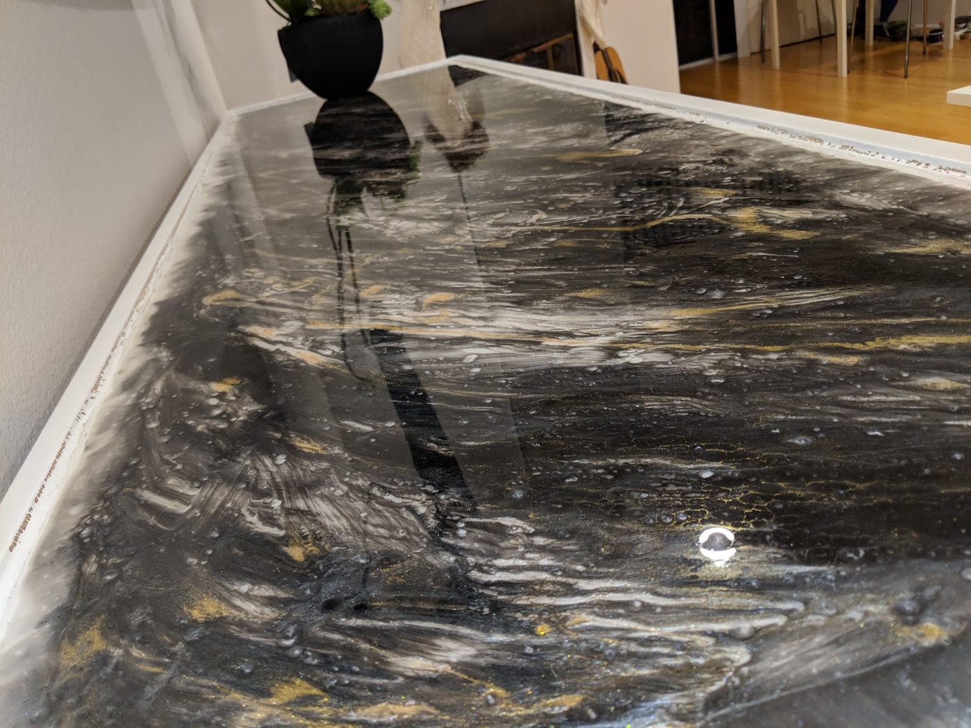 Close-up of the dark marbled top